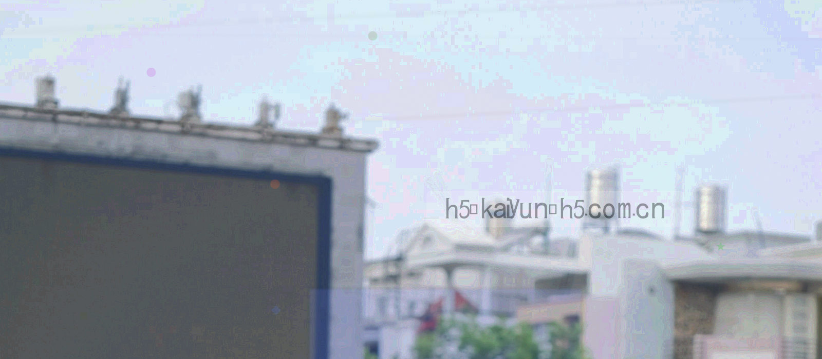 清晨空旷看台与球场草线交织的低饱和航拍